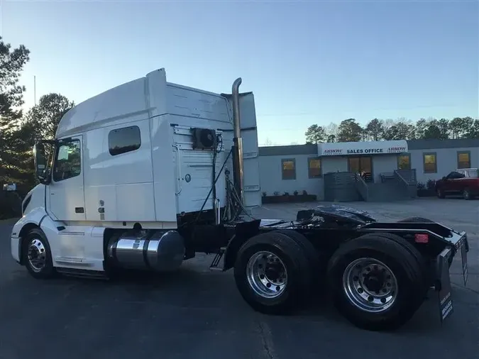 2021 VOLVO VNL740