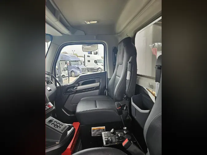 2023 KENWORTH T880