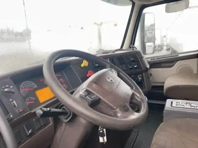 2015 Volvo VNL300