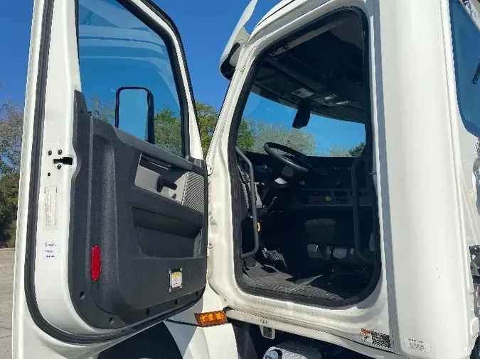 2018 Freightliner T12664ST