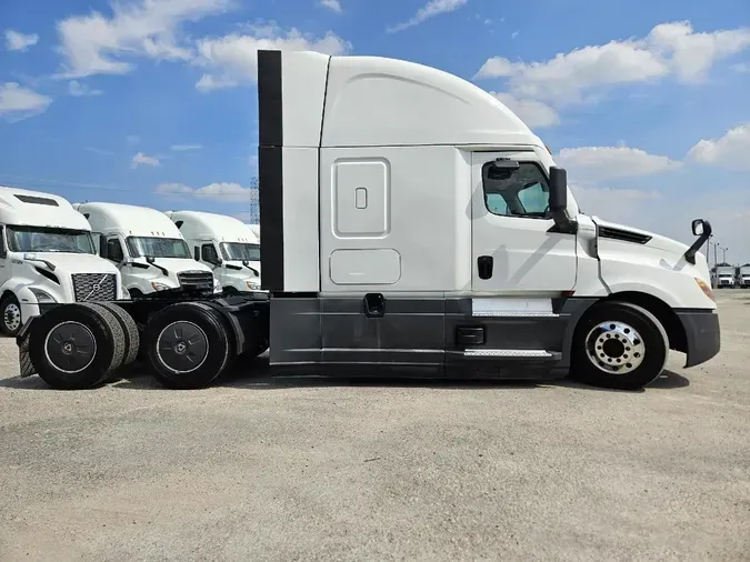 2021 FREIGHTLINER Cascadia 126