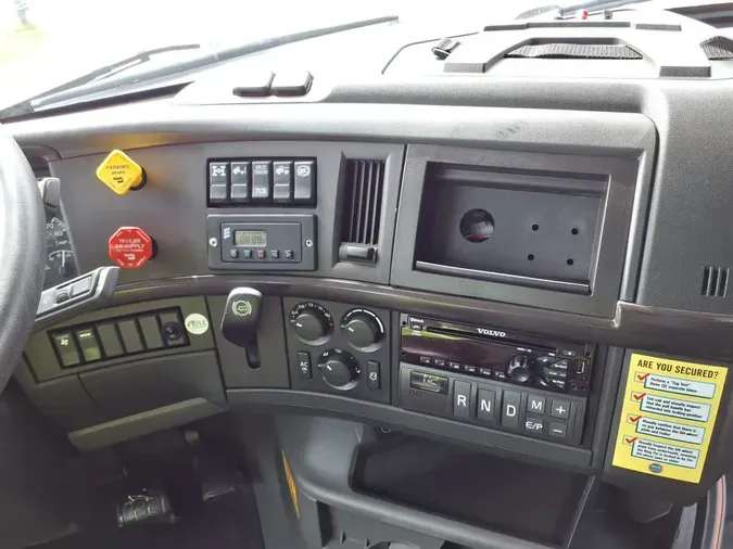 2020 VOLVO VNR64T-640