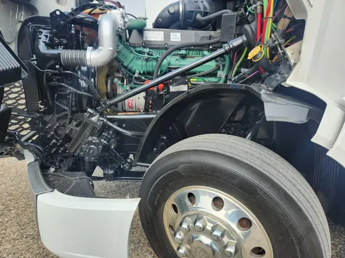 2019 VOLVO VNL64T740