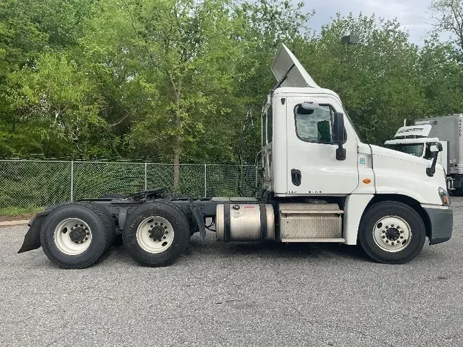 2017 Freightliner X12564ST