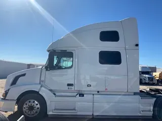 2015 VOLVO VNL780