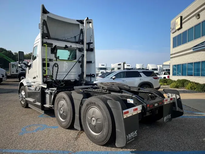 2025 VOLVO VNL64T300