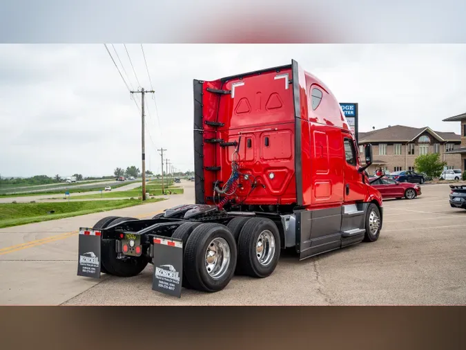 2020 FREIGHTLINER Cascadia 126