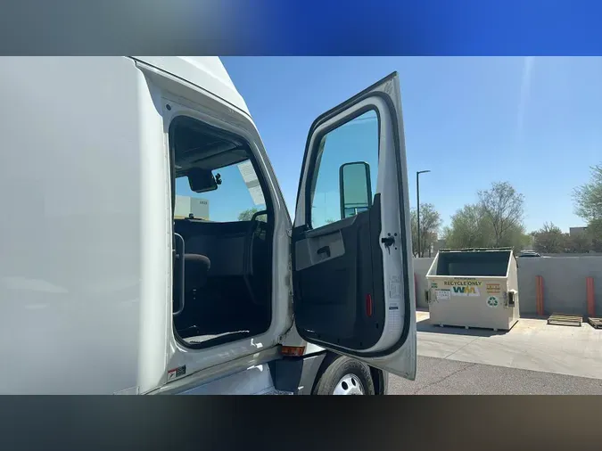 2021 Freightliner Cascadia 126