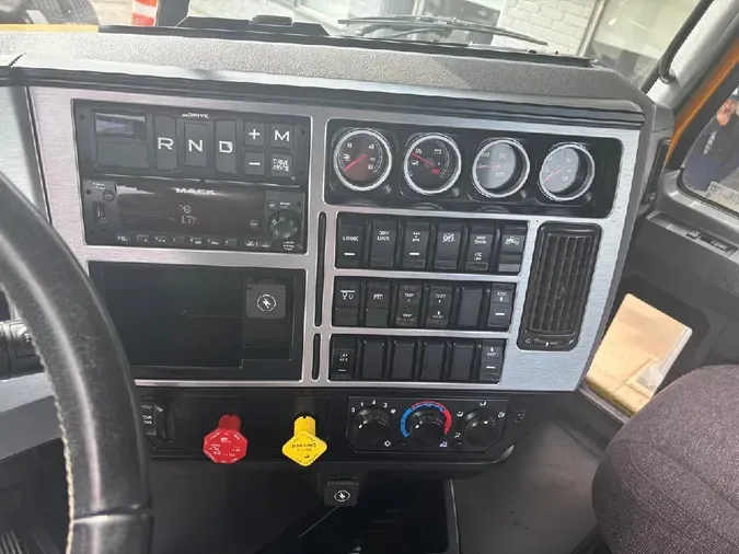 2023 MACK GR64FT