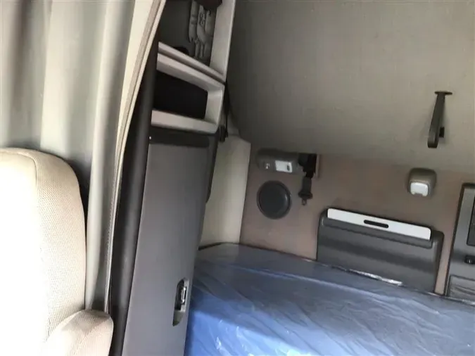 2019 VOLVO VNL740