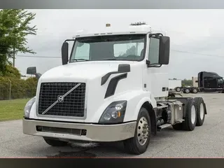 2017 VOLVO VNL64T300