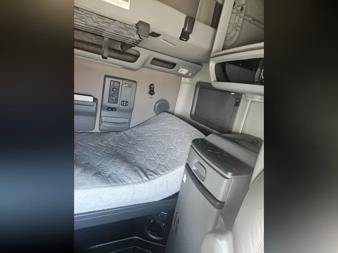 2020 VOLVO VNL64T760