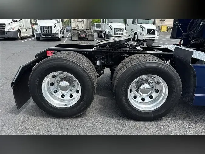 2022 VOLVO VNL760