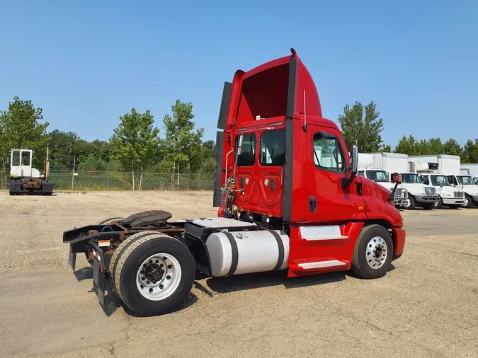 2013 FREIGHTLINER/MERCEDES CASCADIA 125