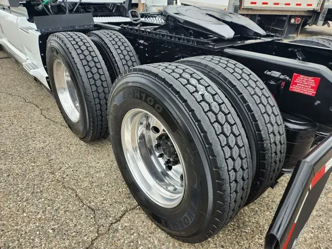 2024 VOLVO VNL64T760