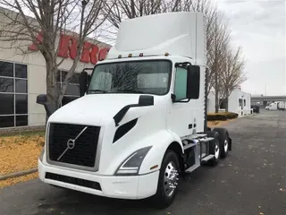 2020 VOLVO VNR64T300