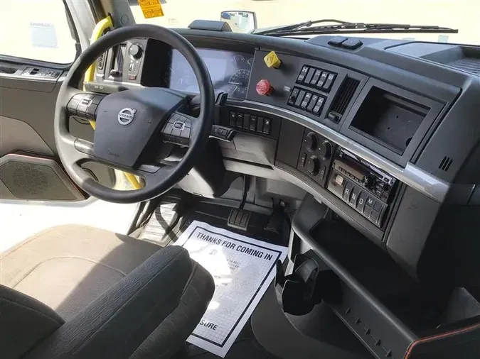 2021 VOLVO VNL740