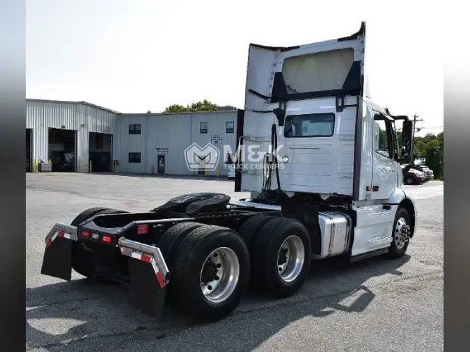 2022 VOLVO VNR64T300