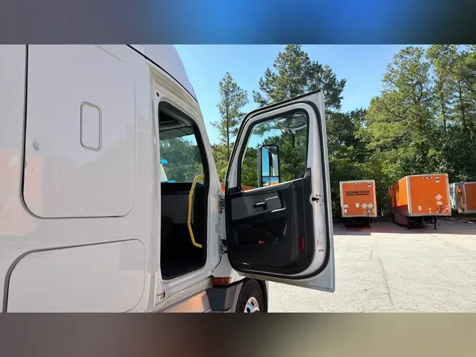 2022 Freightliner Cascadia 12619665c9512bca35f563b57538306a3e9