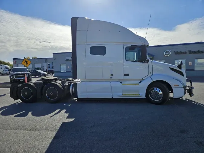 2022 VOLVO VNL64T740
