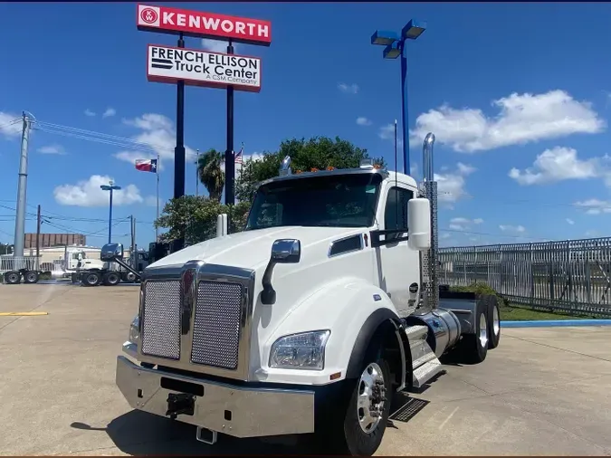 2025 Kenworth T880