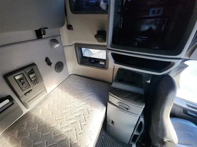 2019 VOLVO VNL760