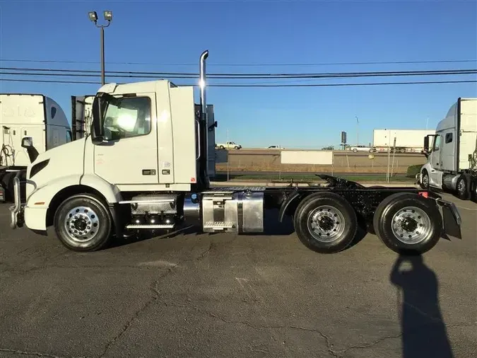 2022 VOLVO VNR300