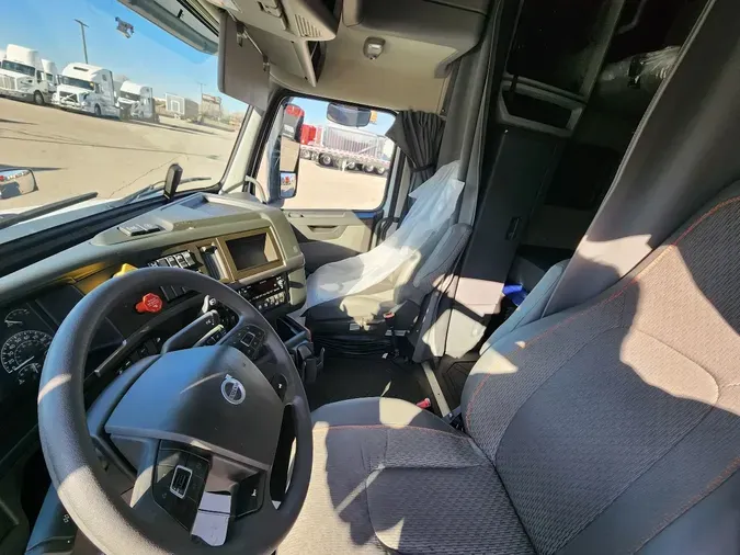 2025 VOLVO VNL64T760