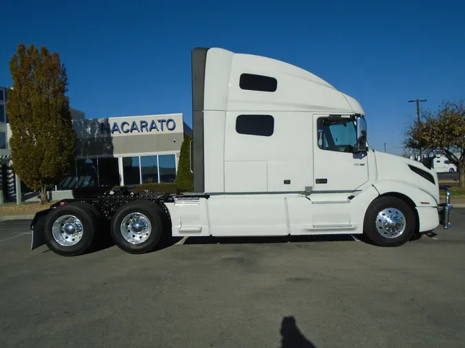 2023 VOLVO VNL64T760