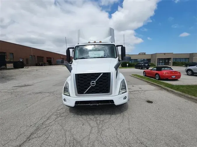 2019 VOLVO VNR300