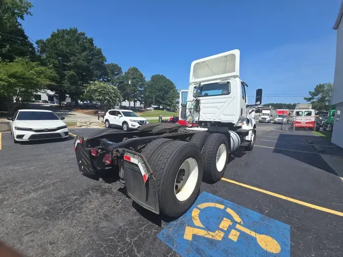 2019 NAVISTAR INTERNATIONAL LT625 DAYCAB T/A19a7e82075097ffdcfed54464077c680
