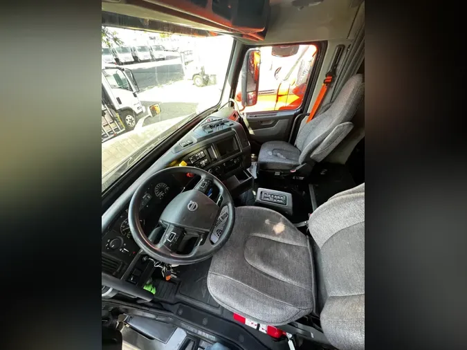 2020 VOLVO VNL64T-740