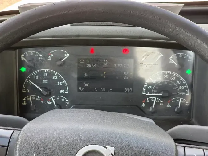 2019 VOLVO VNL64T-300