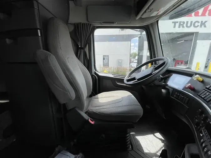 2022 VOLVO VNL860