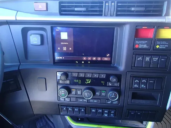 2025 VOLVO VNL64T860