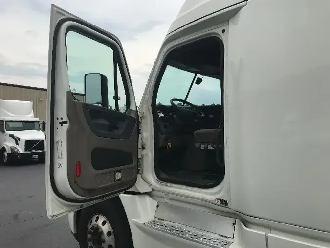 2018 Freightliner X12564ST