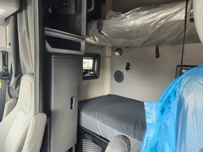 2023 VOLVO VNL64T760