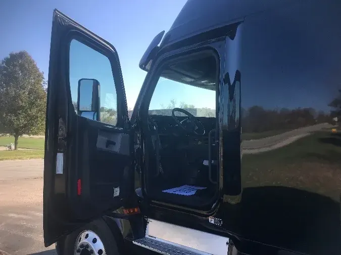 2019 Freightliner T12664ST