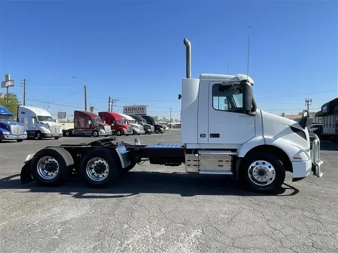 2022 VOLVO VNR300