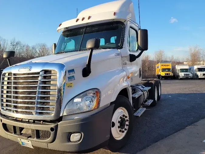 2017 Freightliner X12564ST