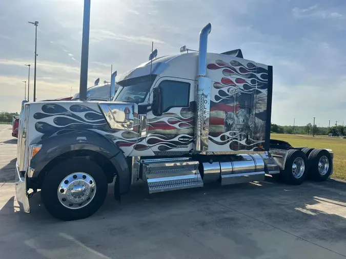 2023 Kenworth W990