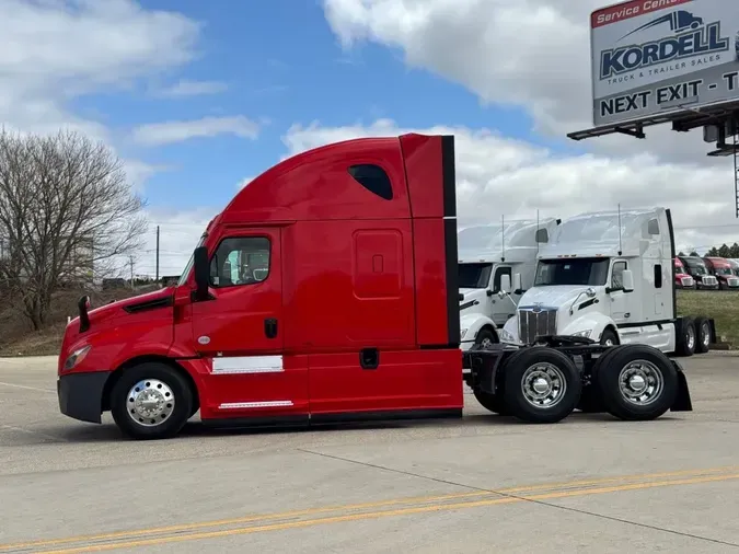 2022 FREIGHTLINER Cascadia 126