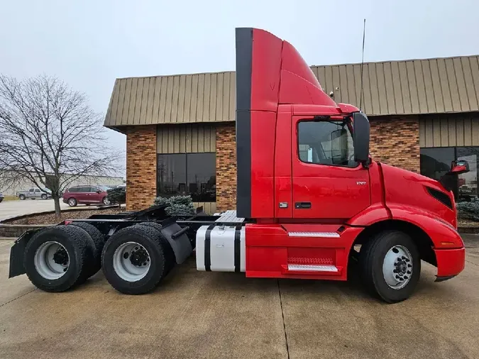 2020 VOLVO VNR64T300