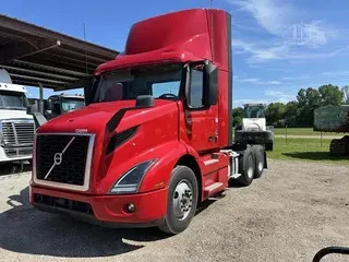 2021 VOLVO VNR64T300