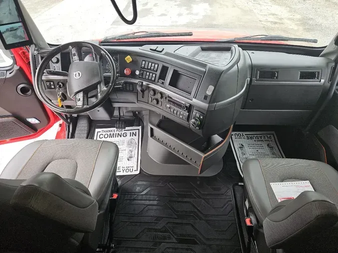 2023 VOLVO VNL64T860