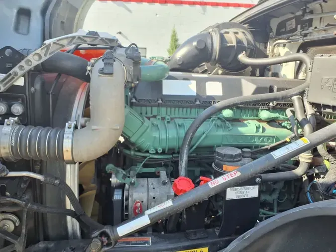 2020 VOLVO VNL64T-300