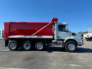 2022 VOLVO VHD84B300