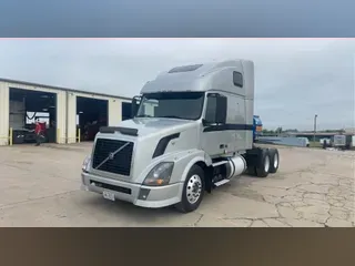 2011 VOLVO VNL