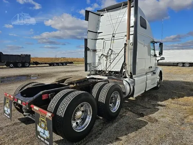 2011 VOLVO VNL64T670