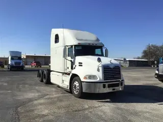 2015 MACK CXU613
